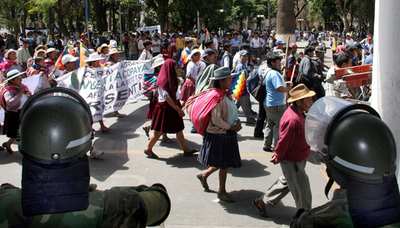 混乱のコチャバンバ県、大統領支持派は県知事辞任を依然要求 - ボリビア