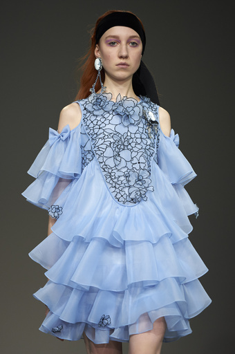 花モチーフにレースやシフォンで表現、「ボラ・アクス」18/19年秋冬 