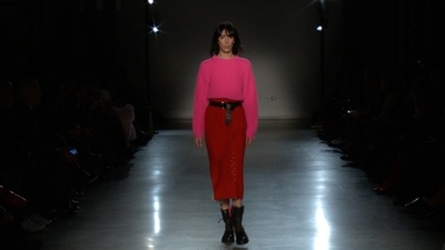 動画：この秋の2大カラー、レッド派 vs ピンク派