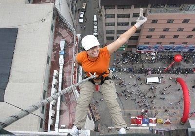 中国エクストリームスポーツ「第一人者」、挑戦中にビルから転落死