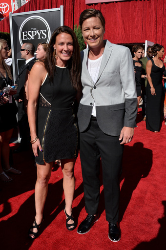 サッカー米女子代表のワンバックがチームメートと結婚