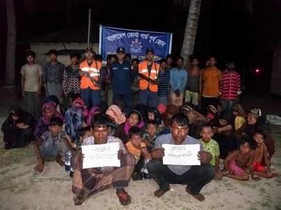 マレーシアに渡るロヒンギャ難民58人を海上で保護、バングラ沿岸警備隊