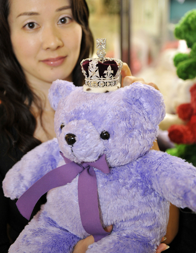 王冠つきテディベア、値段も女王級？
