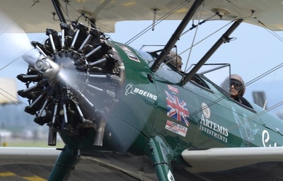 女性冒険家、年代物の飛行機で英国からシドニーに
