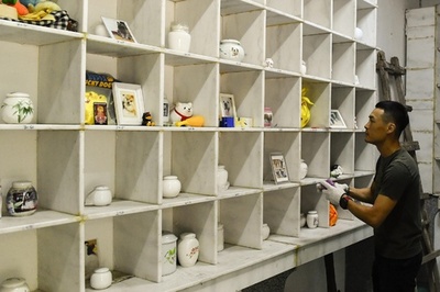 ペットの死後もずっとそばに 願いかなえる、中国の「ペット葬祭業」の女性