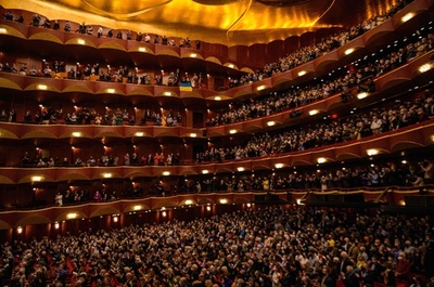 【今日の1枚】観客総立ち、ウクライナ支援コンサート 米NY