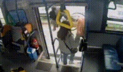 危険な「猛スピード」自転車…韓国・バス降りたら突進され男性負傷