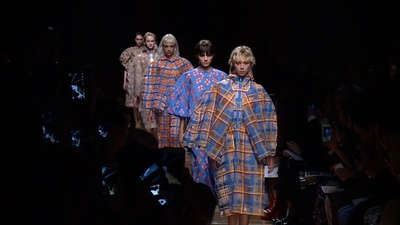 動画：光るゴムバンドの仕掛けも「アンリアレイジ」18年春夏