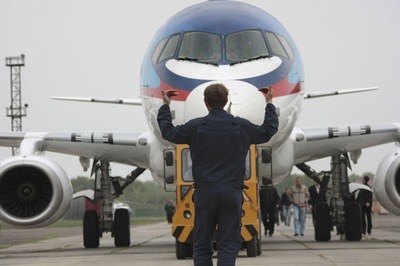 ロシア・スホイの新型旅客機が初飛行