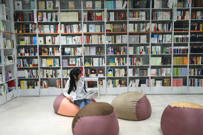 ビッグデータから客に本をオススメ 「新小売+」の無人書店が上海にオープン