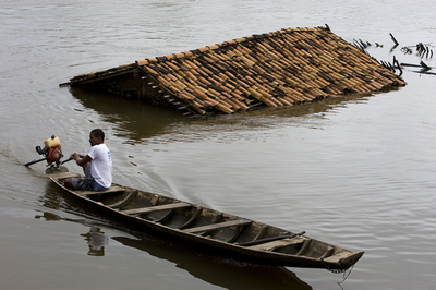 ブラジル北部の洪水、盗難恐れ避難しない住民も