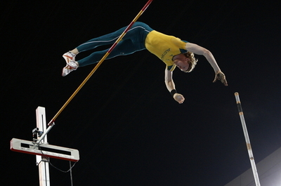 棒高跳び｢最高峰トリオ｣、シドニーで空港の天井ぶち破る