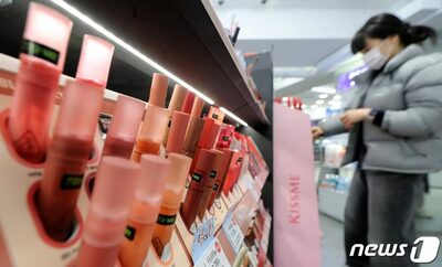 韓国の小学生、2人に1人は「5・6年生でメイクデビュー」