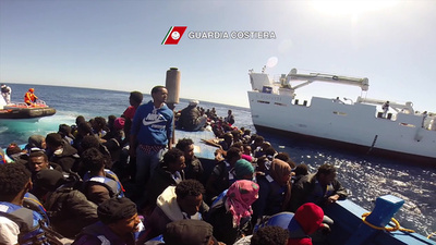 イタリア沖で移民ら800人超を救助、シリア人多数