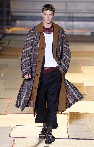 エレガントなシルエットに注目、「チェルッティ」15年春夏メンズ