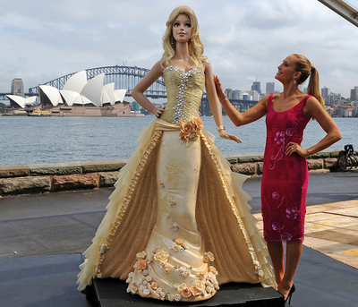 抜群のスタイルも体重1200キロ！？バービー型ケーキで50周年を祝う