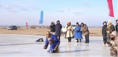 中国内モンゴルの遊牧民の氷上の伝統スポーツ