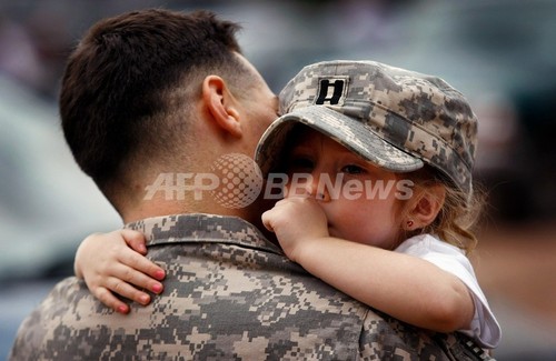 イラク駐留米兵が帰還 家族と感動の再会 写真12枚 ファッション ニュースならmode Press Powered By Afpbb News