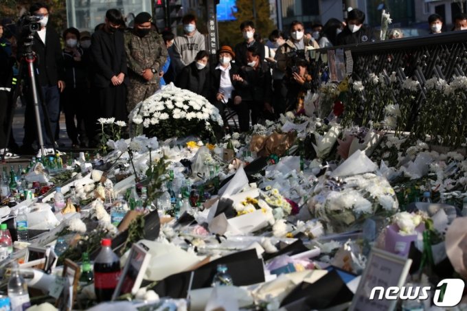 1日、梨泰院駅1番出口に設けられた追悼空間を訪れ、犠牲者を追悼する市民ら(c)news1
