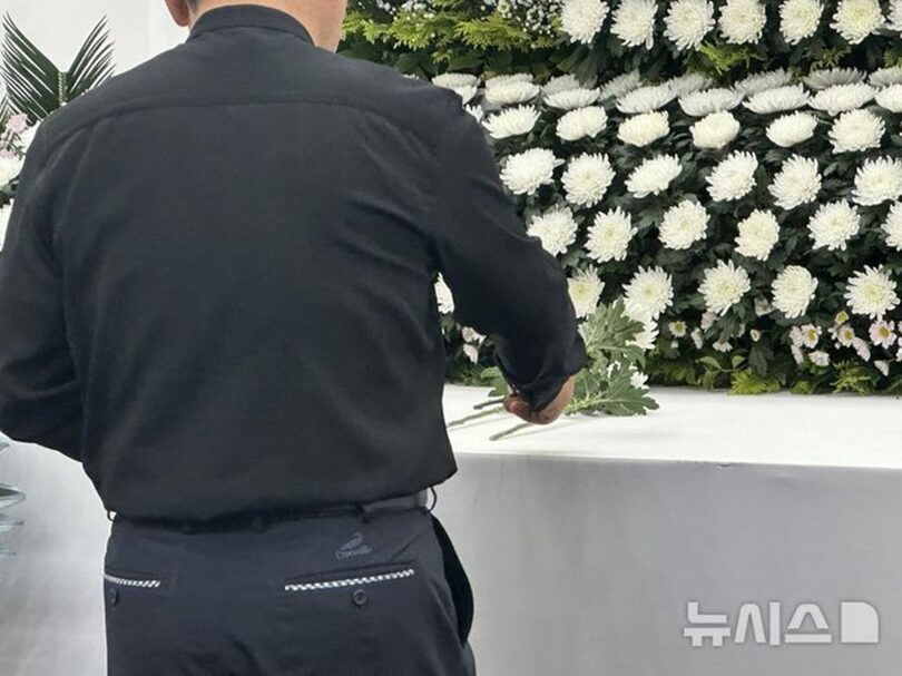 5日午前、大田市儒城区庁1階ロビーに設けられた合同焼香所で献花する爆発事故犠牲者の遺族(c)NEWSIS