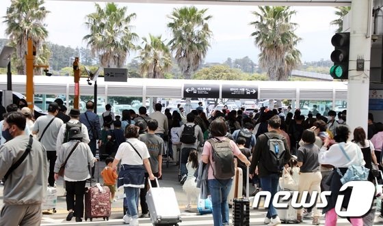 今年5月、済州国際空港が観光客でにぎわっている(c)news1