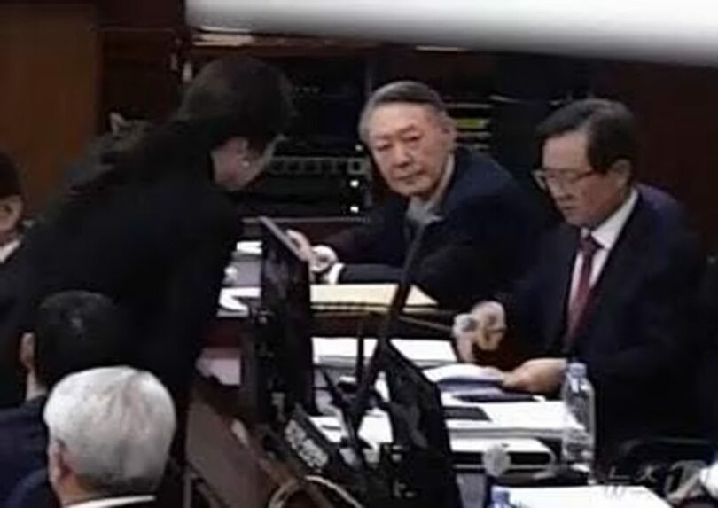 1月13日午後、ソウル中央地裁で開かれた内乱首謀罪の公判に出廷したユン前大統領＝ソウル中央地裁提供映像キャプチャー(c)news1