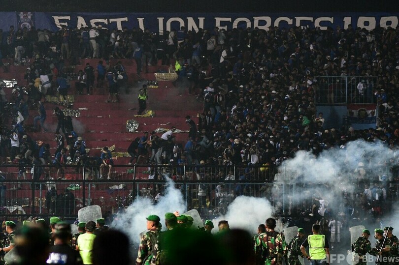サッカー場暴動の死者174人に 負傷者は180人 インドネシア