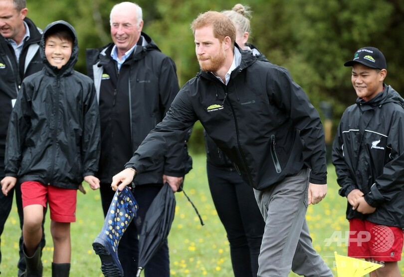 ヘンリー英王子夫妻がNZで長靴投げ対決、勝利したのは？