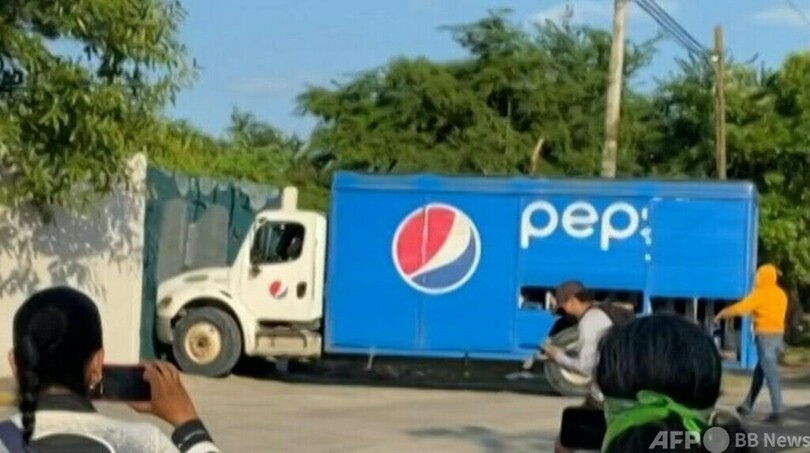 盗んだトラックで裁判所突入 メキシコ学生43人失踪の抗議デモ