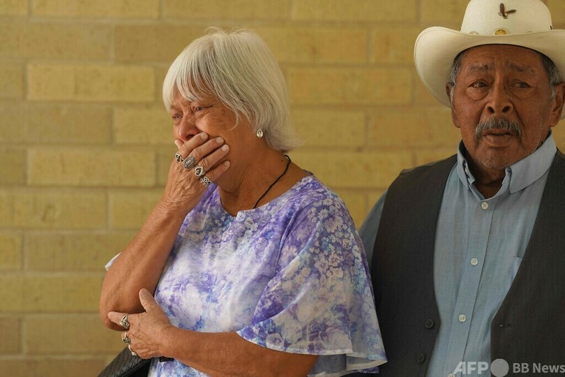 小さな町を襲った「悪夢」 米小学校乱射、悲しみに暮れる地元