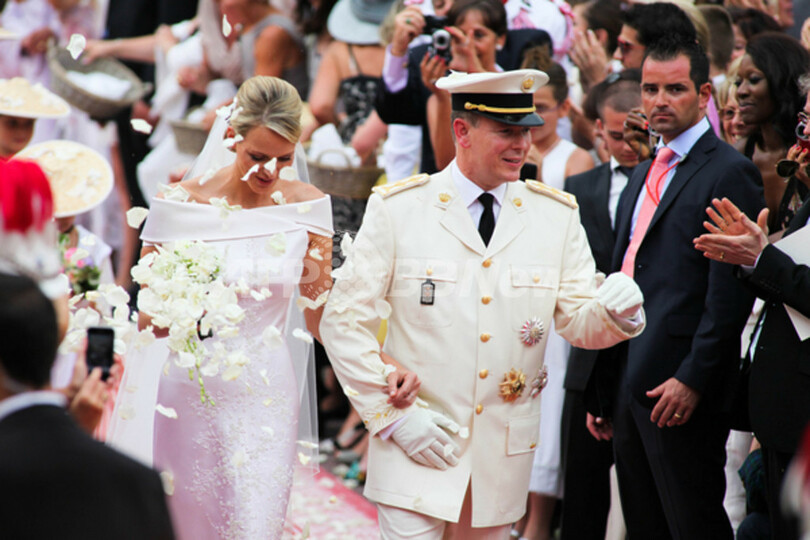 モナコのシャルレーヌ妃、ウエディングドレスは「ジョルジオ アルマーニ プリヴェ」 写真5枚 国際ニュース：AFPBB News