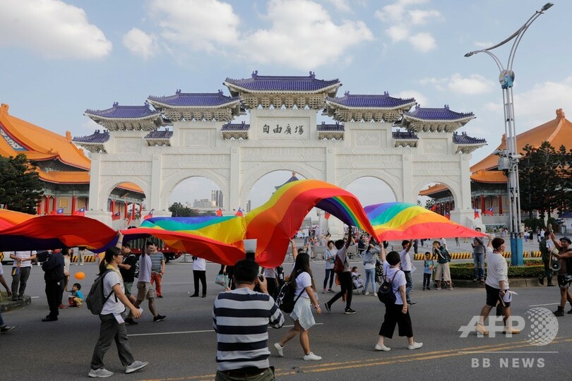 台北でアジア最大のLGBTパレード、外国人も含め13万7000人参加