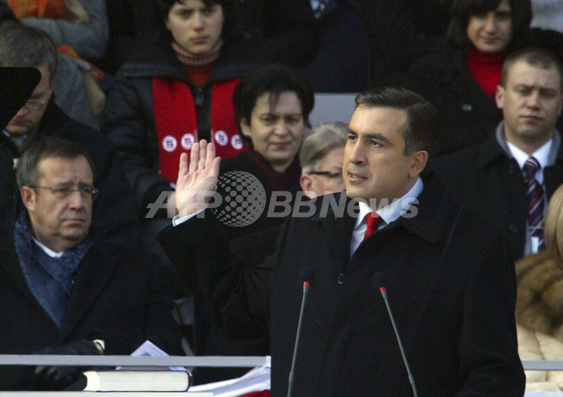 グルジアのサーカシビリ大統領が就任