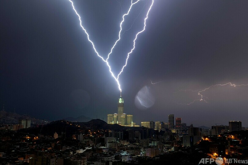メッカで猛烈な嵐 落雷や強風で転倒する人も サウジ