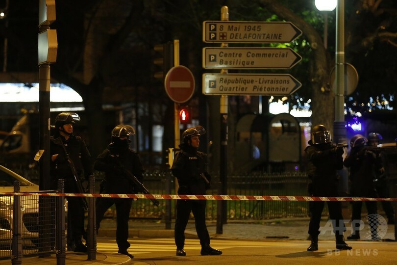 パリ郊外で銃撃戦、2人死亡 連続襲撃の主犯格が立てこもりか