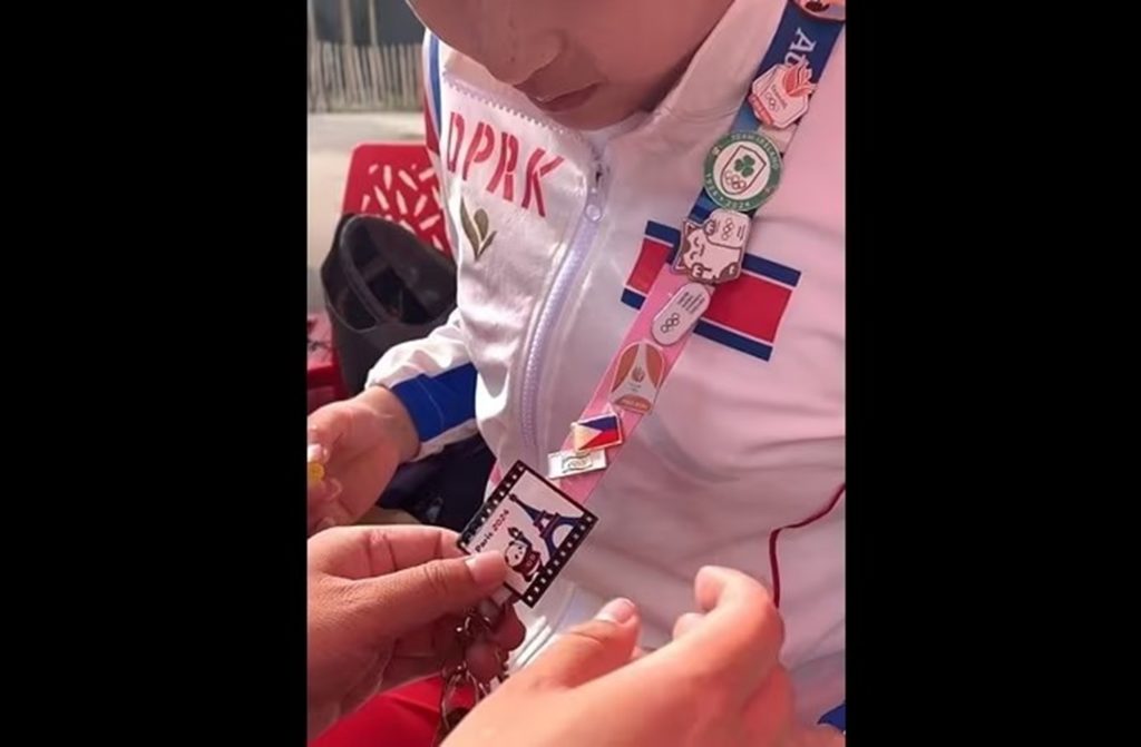 意外な行動？北朝鮮五輪選手が「バッジ」収集、自撮り、ファンの要請で