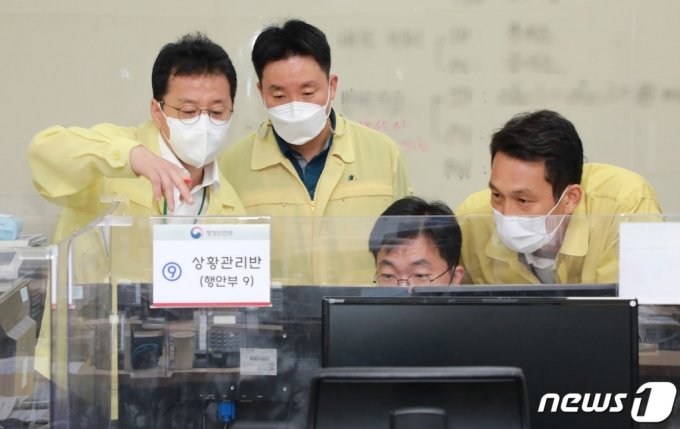 黄色→青緑…17年ぶりに変わる「民防衛服」の色めぐり舌戦 KOREA WAVE 写真枚 国際ニュース:AFPBB News