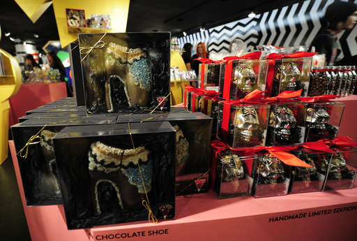 レディー・ガガのクリスマス・ワークショップ、NYバーニーズにオープン