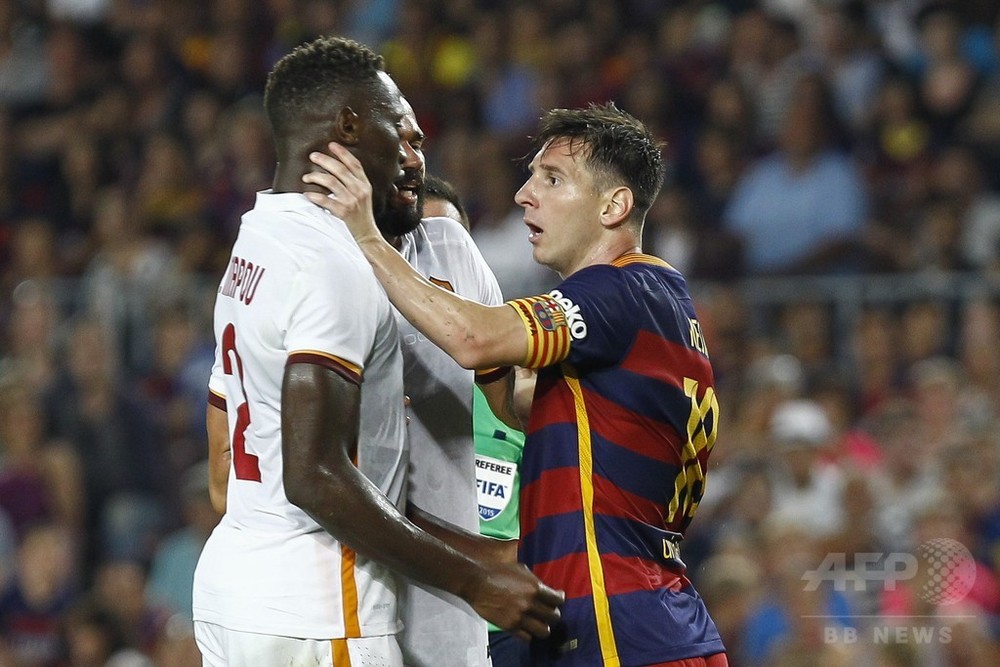 メッシ激怒で頭突きに喉輪、バルセロナはガンペール杯制す 写真10枚