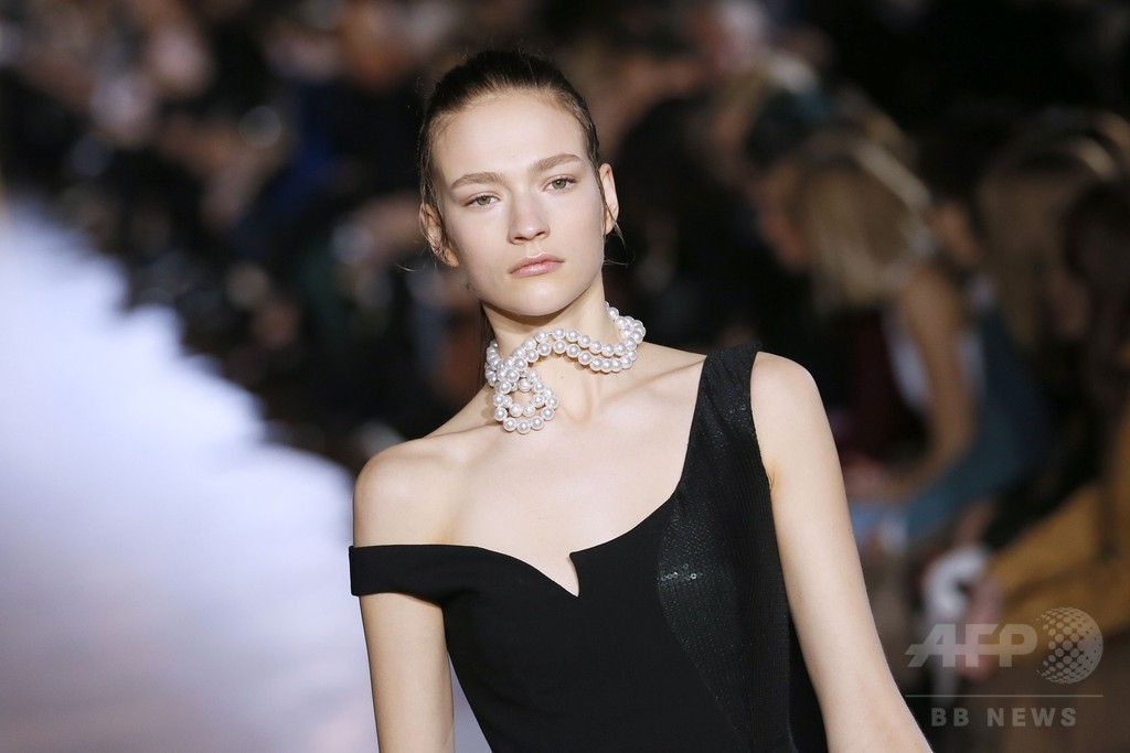 リラックスしたシルエットに女性らしさを添えて、「ステラ マッカートニー」15/16秋冬