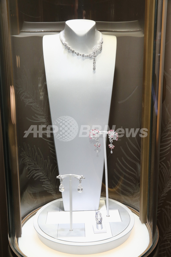 「ヴァン クリーフ＆アーペル」NY五番街店がリニューアル、ディータ・ヴォン・ティースら華やかなゲストも