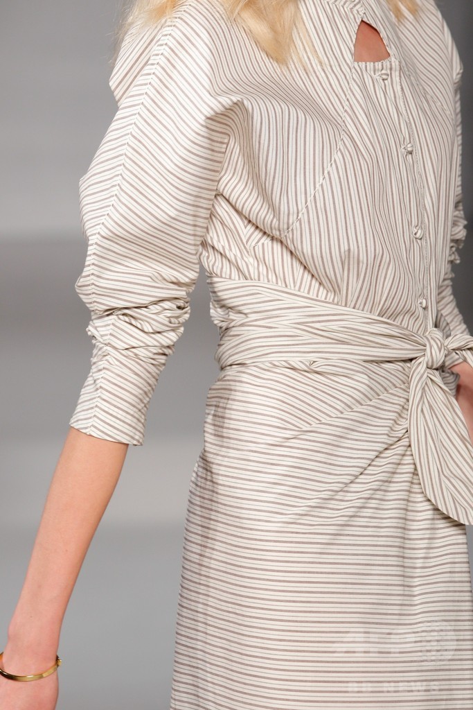 膝下丈のスカートでエレガントに、「ジル・スチュアート」15年春夏