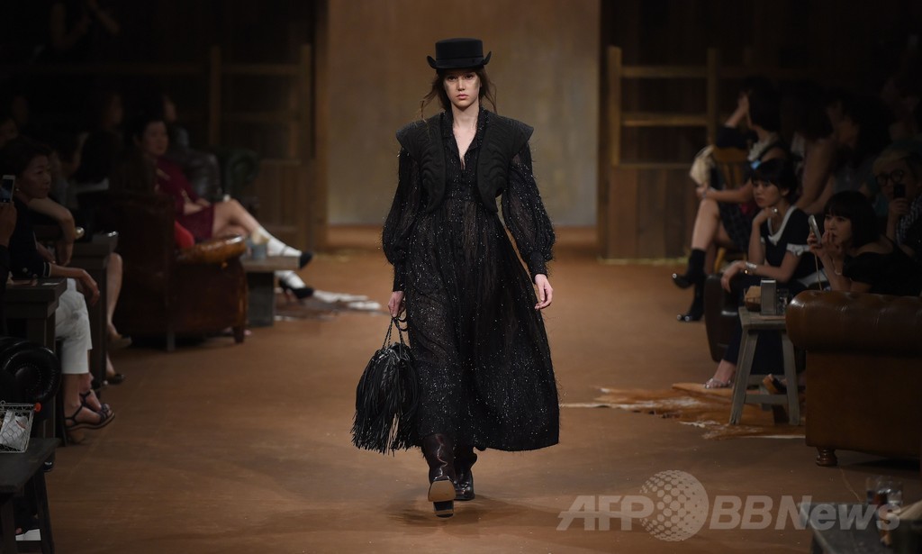 シャネルが都内でファッションショー、メティエダール・コレクション「パリ-ダラス」発表