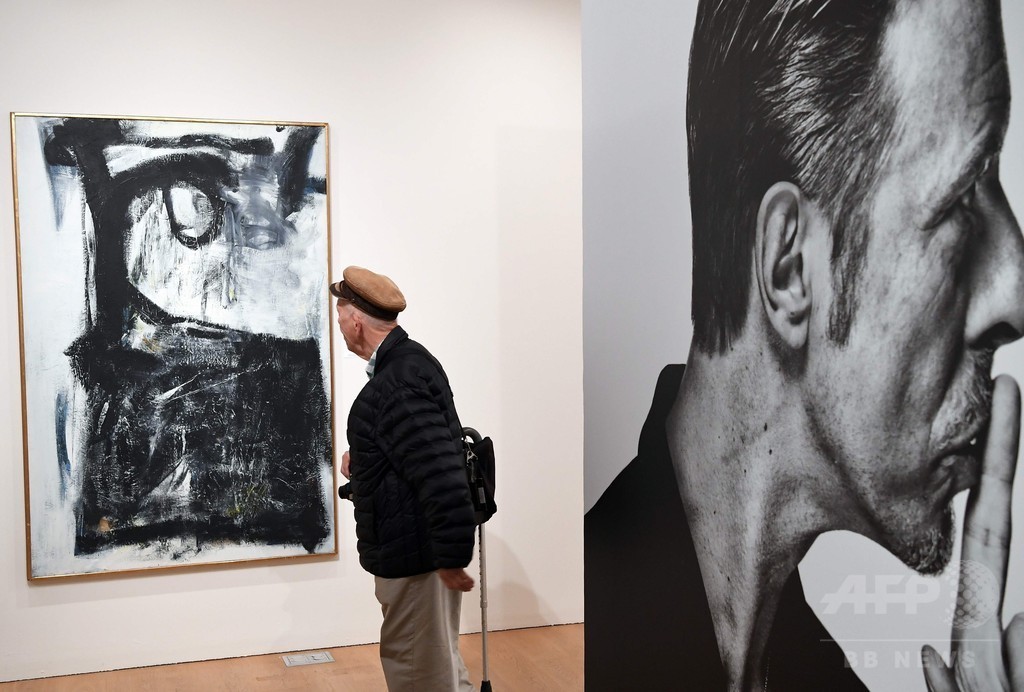 ボウイさんの所蔵作品400点が一堂に NY、競売前にお披露目