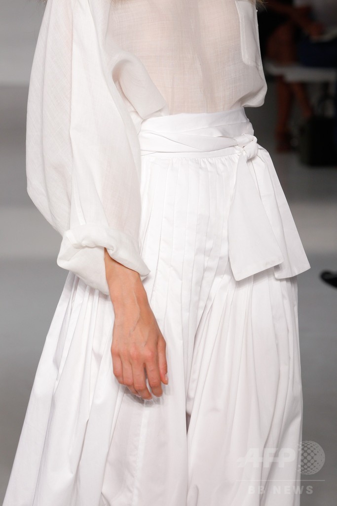 膝下丈のスカートでエレガントに、「ジル・スチュアート」15年春夏