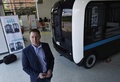 米メリーランド州ナショナルハーバーにあるローカルモーターズ社で公開された自動運転車「Olli」を前に話すIBMワトソンのブライアン・グリーンシュタイン氏（2016年6月16日撮影）。(c)AFP/Mandel Ngan