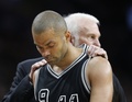 15-16NBA、サンアントニオ・スパーズ対ゴールデンステイト・ウォリアーズ。グレッグ・ポポビッチHCになぐさめられながらベンチに下がるサンアントニオ・スパーズのトニー・パーカー（2016年4月10日撮影）。(c)AFP/Getty Images/Ronald Cortes
