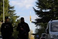 スペイン・マドリードのウクライナ大使館で警備に当たる警察（2022年11月30日撮影）。(c)OSCAR DEL POZO / AFP