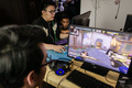 ミャンマー・ヤンゴンで、トレーニングを受けるeスポーツチームのメンバーら（2019年8月19日撮影）。(c)Sai Aung MAIN / AFP