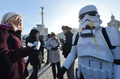 ウクライナの首都キエフ（Kiev）の独立広場に20日、人気映画『スター・ウォーズ（Star Wars）』シリーズに登場する悪役ダース・ベイダー（Darth Vader）が帝国軍兵士ストームトルーパーを伴って現れ、道行く人々に翌21日の「世界終末の日」から逃れられる「宇宙船の乗船チケット」を、缶詰やマッチ、コンドーム、トイレットペーパー、せっけん、電球などと一緒に配った。

このダースベイダーたち、実は同国の政党「ウクライナ・インターネット党（Ukrainian Internet Party）」の活動家。同党では何らかのアピール行動を起こす際、ダースベイダーやストームトルーパーの格好をするのが恒例となっている。

5000年以上続いてきた古代マヤ文明の「長期暦」が21日に区切りを迎えるにあたり、世界各地では「世界が滅亡する」と信じる一部の人々が話題となっている（2012年12月20日撮影）。(c)AFP/SERGEI SUPINSKY